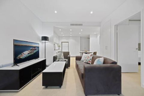 Peaceful Water Side Retreat With Huge Courtyard - Mackay Tourism 0