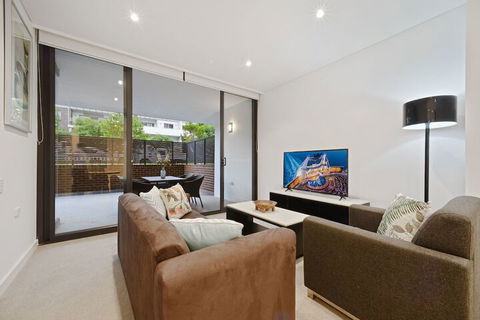 Peaceful Water Side Retreat With Huge Courtyard - Mackay Tourism 3
