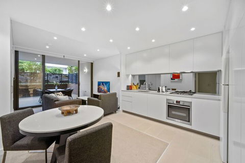 Peaceful Water Side Retreat With Huge Courtyard - Mackay Tourism 4