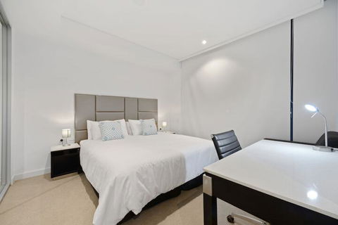 Peaceful Water Side Retreat With Huge Courtyard - Mackay Tourism 1