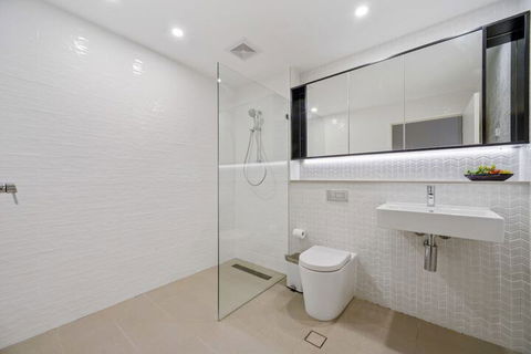 Peaceful Water Side Retreat With Huge Courtyard - Mackay Tourism 2