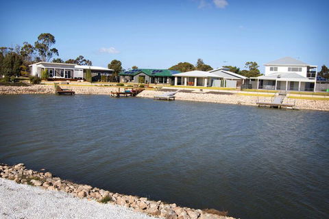 Serene Shores - Mackay Tourism 1
