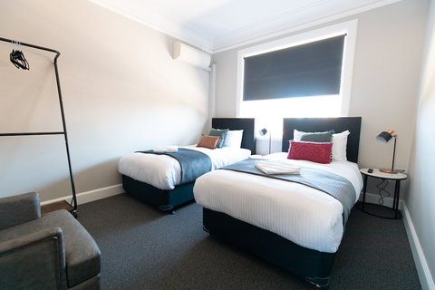 Horse And Jockey Hotel Homebush - Mackay Tourism 6