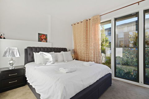 HomeHotel Cozy Duplex In Serene Suburb - Mackay Tourism 5