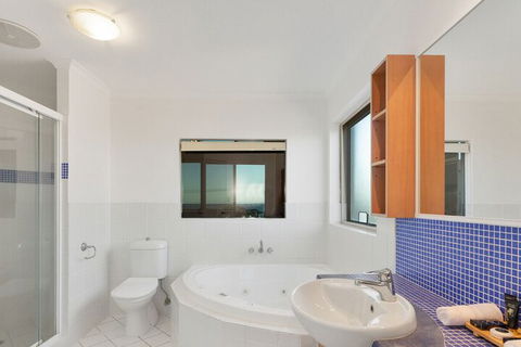 EXCLUSIVE OCEAN VIEW PENTHOUSE On MARINE PARADE - Mackay Tourism 5