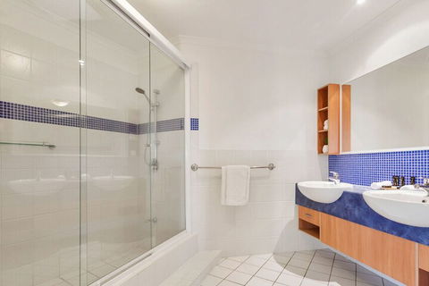 EXCLUSIVE OCEAN VIEW PENTHOUSE On MARINE PARADE - Mackay Tourism 1