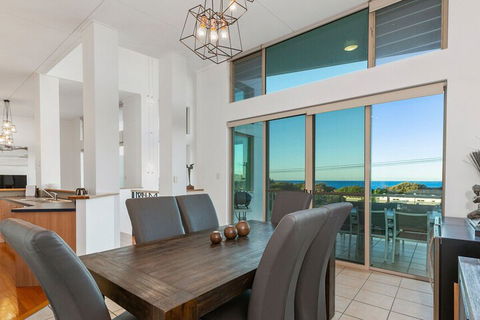 EXCLUSIVE OCEAN VIEW PENTHOUSE On MARINE PARADE - Mackay Tourism 4
