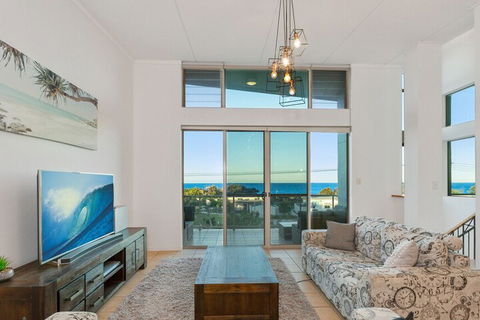 EXCLUSIVE OCEAN VIEW PENTHOUSE On MARINE PARADE - Mackay Tourism 6