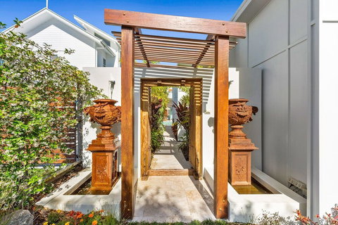 Ocean Pearl On Eclipse - Mackay Tourism 1