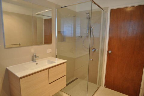 Salty Sands Meters From THE Beach Free Wifi - Mackay Tourism 4