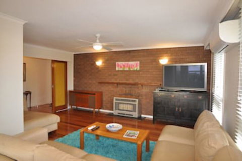 Salty Sands Meters From THE Beach Free Wifi - Mackay Tourism 0