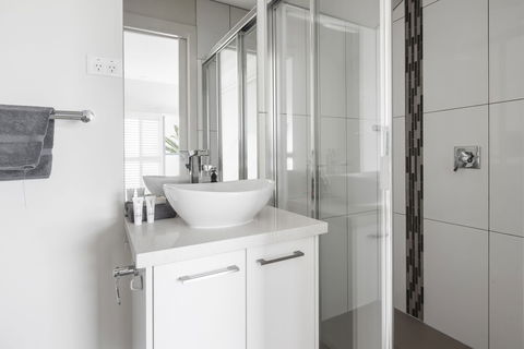 The Jetty Beach Apartment By Ready Set Host - Mackay Tourism 6
