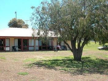 Portarlington Holiday Units & Pool - Mackay Tourism 4