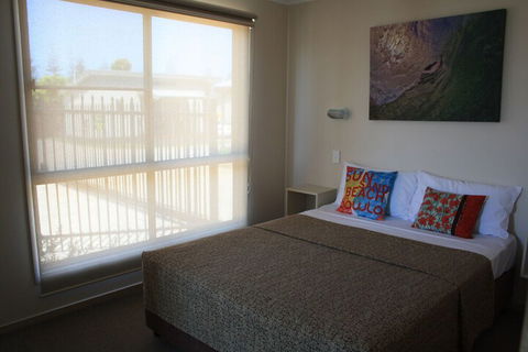 The Bowlo Holiday Cabins - Mackay Tourism 4