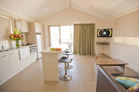 The Bowlo Holiday Cabins - Mackay Tourism 5
