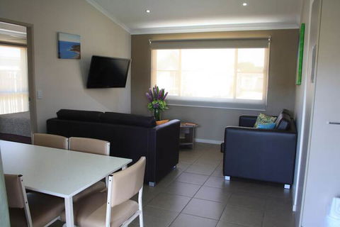 The Bowlo Holiday Cabins - Mackay Tourism 7