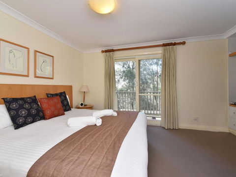 Villa Shiraz Located Within Cypress Lakes - Mackay Tourism 4