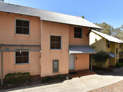 Villa Shiraz Located Within Cypress Lakes - Mackay Tourism 5
