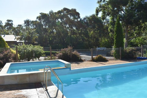 Sanctuary House Resort Motel - Mackay Tourism 1