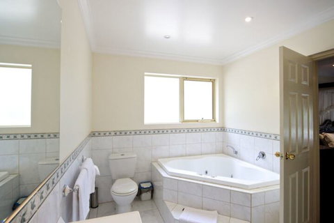 Sanctuary House Resort Motel - Mackay Tourism 7