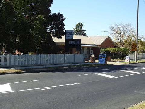 Wine Village Motor Inn - Mackay Tourism 5