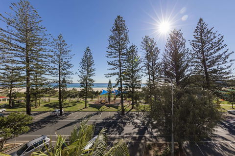 Oaks Gold Coast Calypso Plaza Suites - Mackay Tourism 4