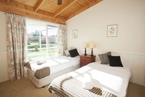 Beechworth Cedar Cottages - Mackay Tourism 4