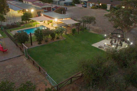 Angaston Vineyards Motel - Mackay Tourism 4