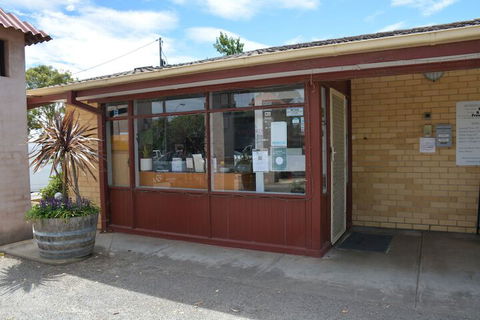 Angaston Vineyards Motel - Mackay Tourism 1