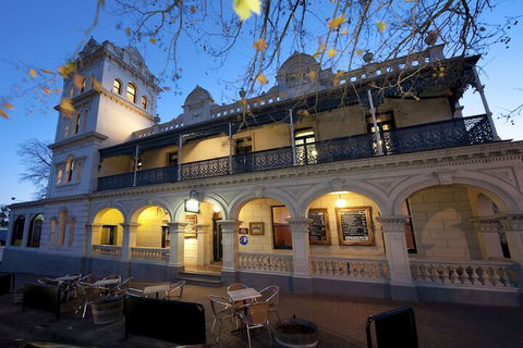 Yarra Valley Grand Hotel - Mackay Tourism 1