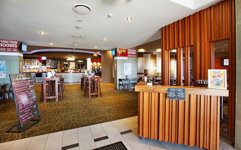 Nightcap At Hinterland Hotel - Mackay Tourism 6
