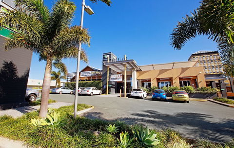 Nightcap At Hinterland Hotel - Mackay Tourism 1
