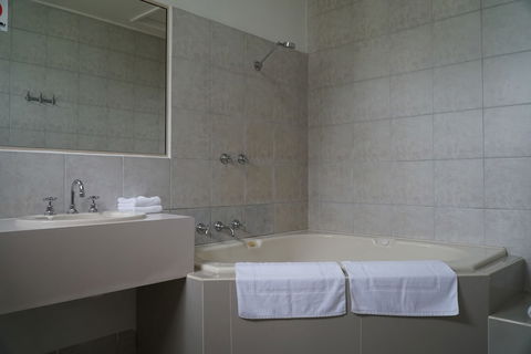 Melaleuca Lodge - Mackay Tourism 4