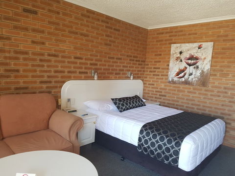 Cousins Motor Inn - Mackay Tourism 3
