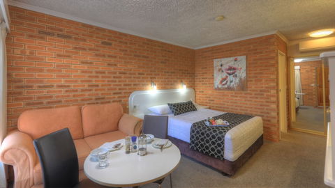 Cousins Motor Inn - Mackay Tourism 6