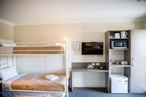 Lilac City Motor Inn & Steakhouse - Mackay Tourism 0