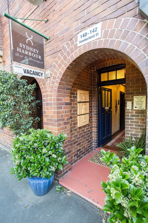 Sydney Harbour Bed & Breakfast - Mackay Tourism 0