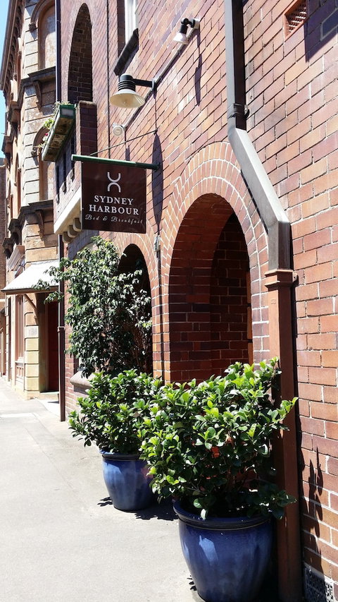 Sydney Harbour Bed & Breakfast - Mackay Tourism 1