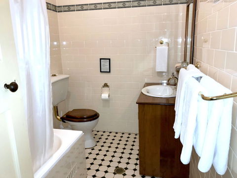 The Chalet Guesthouse And Studio - Mackay Tourism 5