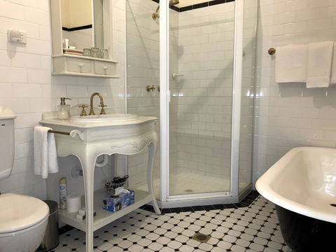 The Chalet Guesthouse And Studio - Mackay Tourism 3