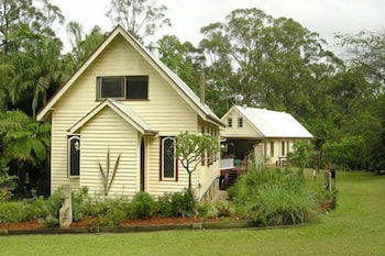 Glass House Mountains Ecolodge - Mackay Tourism 1