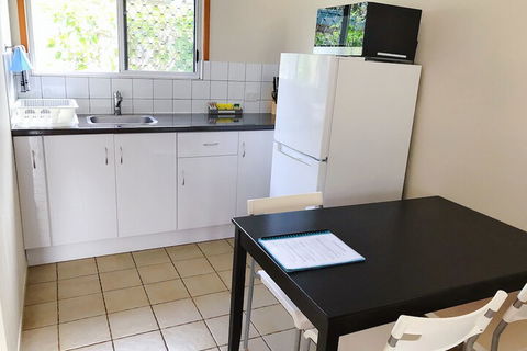 Paradise Court Holiday Units - Mackay Tourism 5