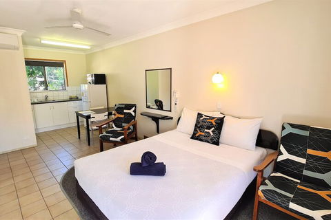 Paradise Court Holiday Units - Mackay Tourism 6