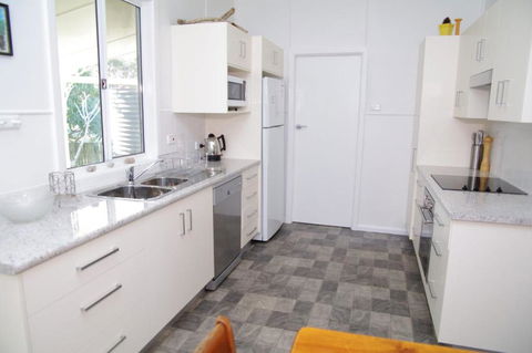 Fleur Cottage 7 Willow Street - Mackay Tourism 5