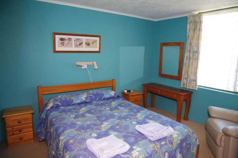 Beachfront 3 25 Willow Street - Mackay Tourism 5