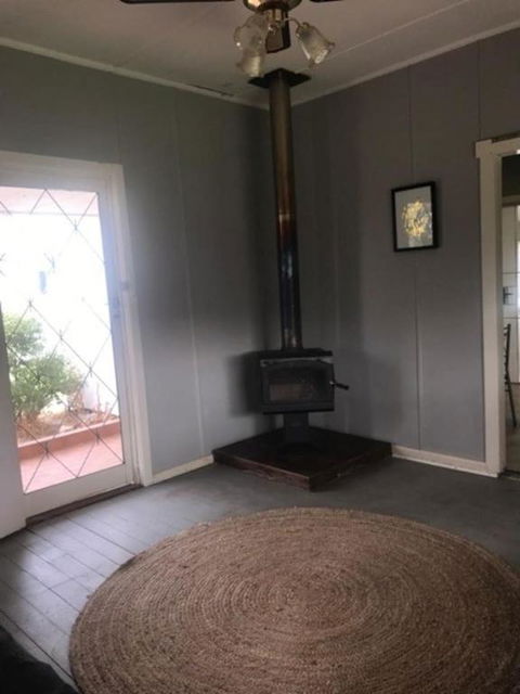 Cosy Country Cottage With AirCon - Mackay Tourism 4