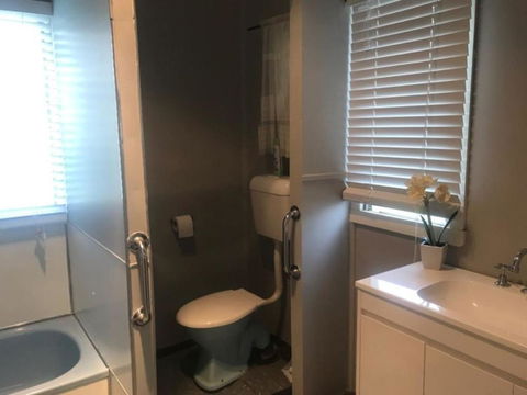 Cosy Country Cottage With AirCon - Mackay Tourism 5