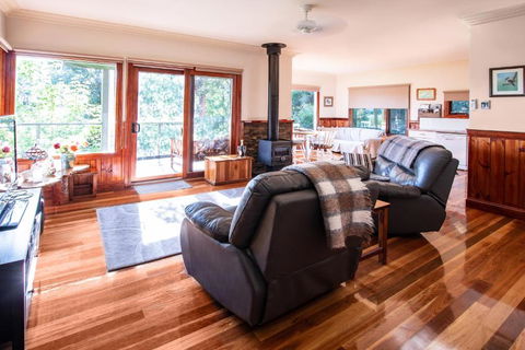 Raynella Alpaca Farmstay - Mackay Tourism 5