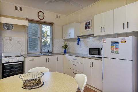 Getaway Villas Unit 3 - Mackay Tourism 0
