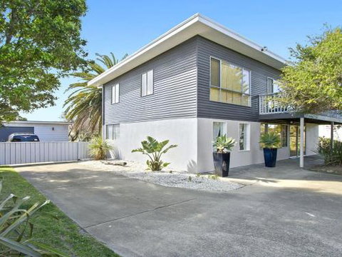 Middle Sea Perfect For Two Families - Mackay Tourism 3